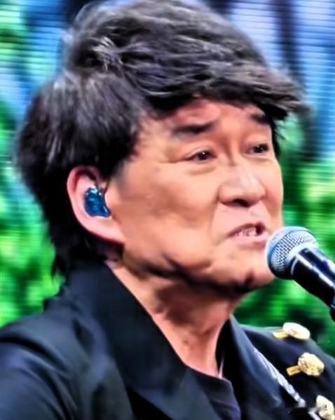 歌声还是那个歌声，人已不是当年的俊朗小生。岁月改变一个人也太狠了点吧？当年的他英