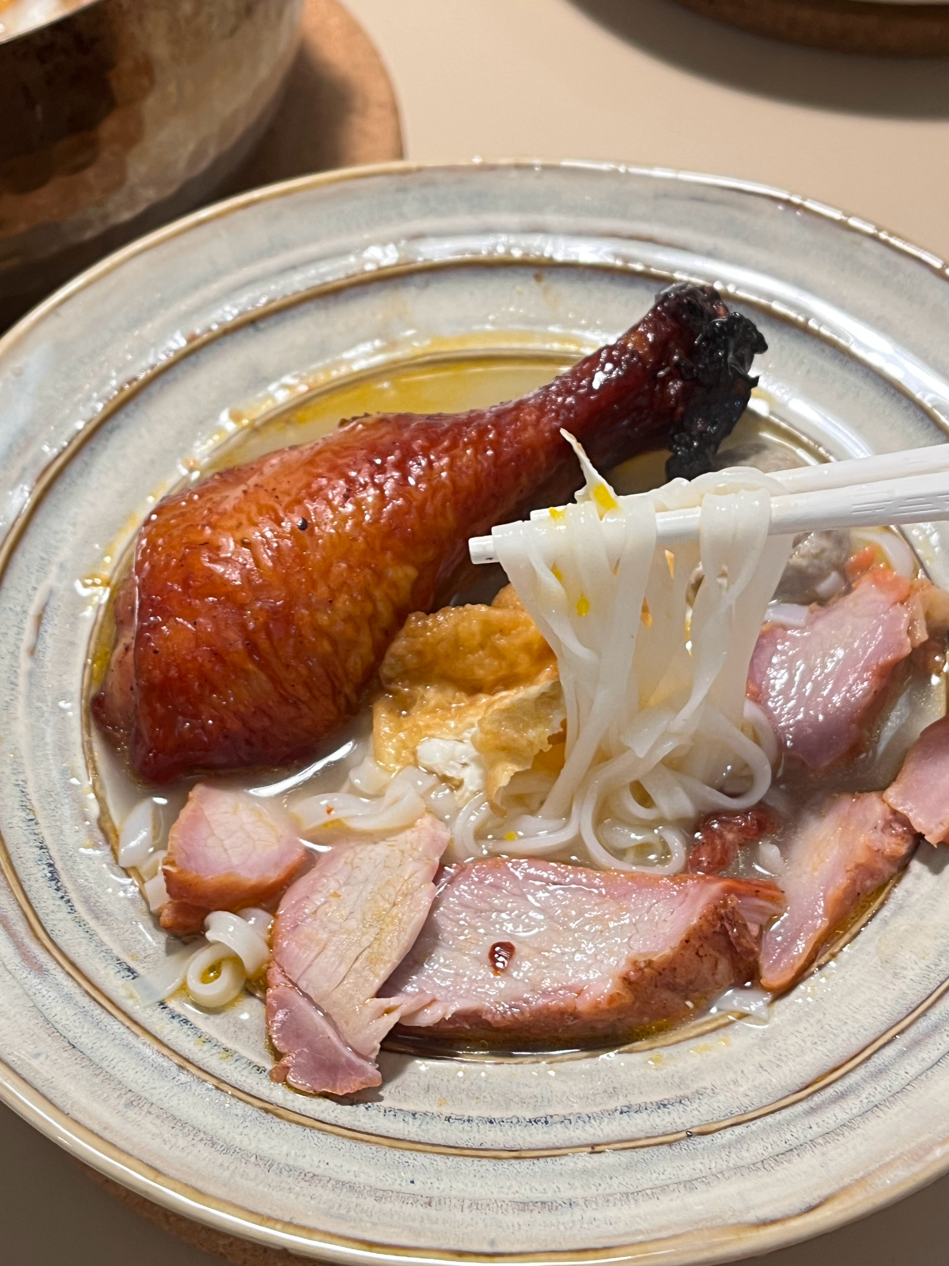 家里带过来的河粉和叉烧就是香[好喜欢] ​​​