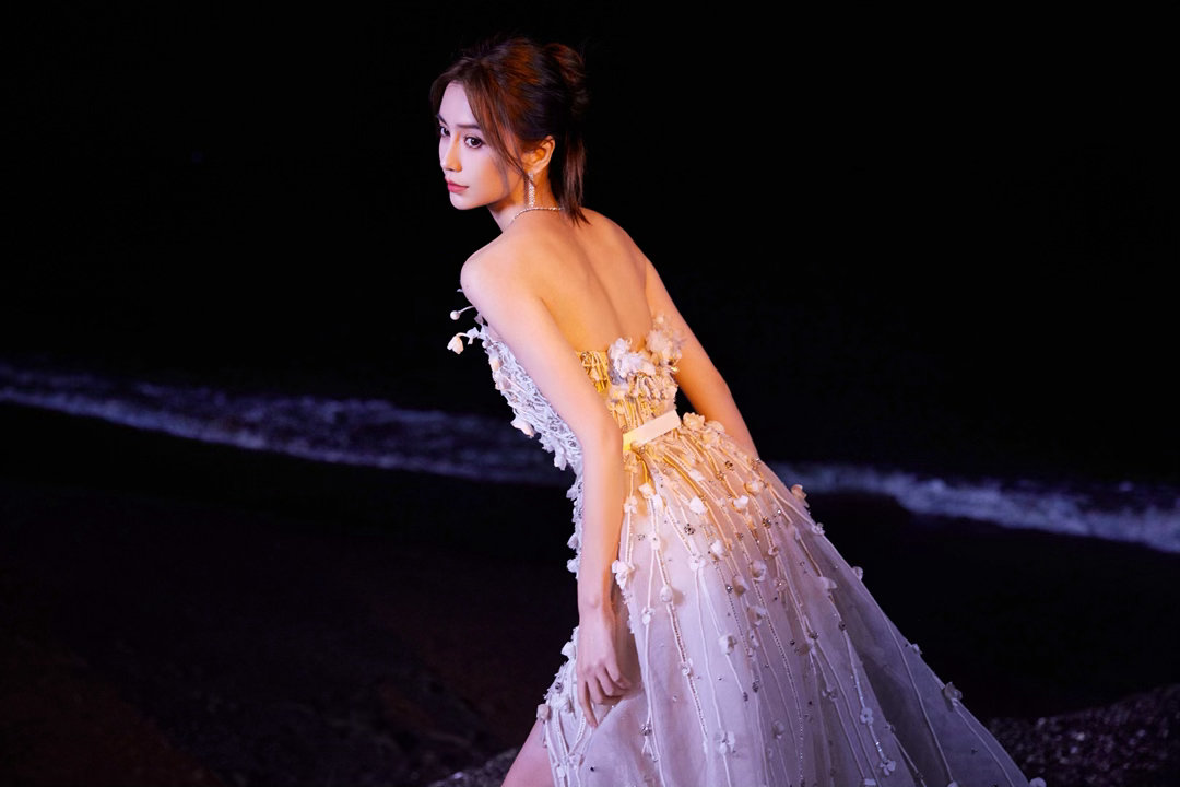 angelababy 杨颖 夜色翻涌海浪，晚风轻托满身碎花，在沙滩上，盛开一袭温