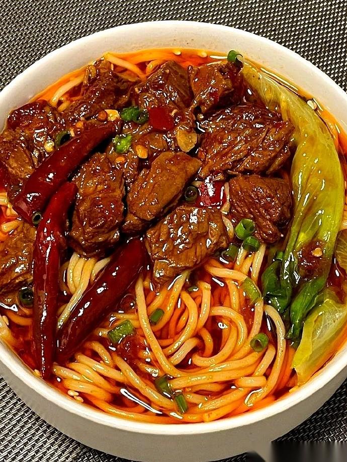 把面条当成高血压的罪魁祸首，这事儿吧，就跟怪车祸赖马路修得太直一样离谱。
真的。