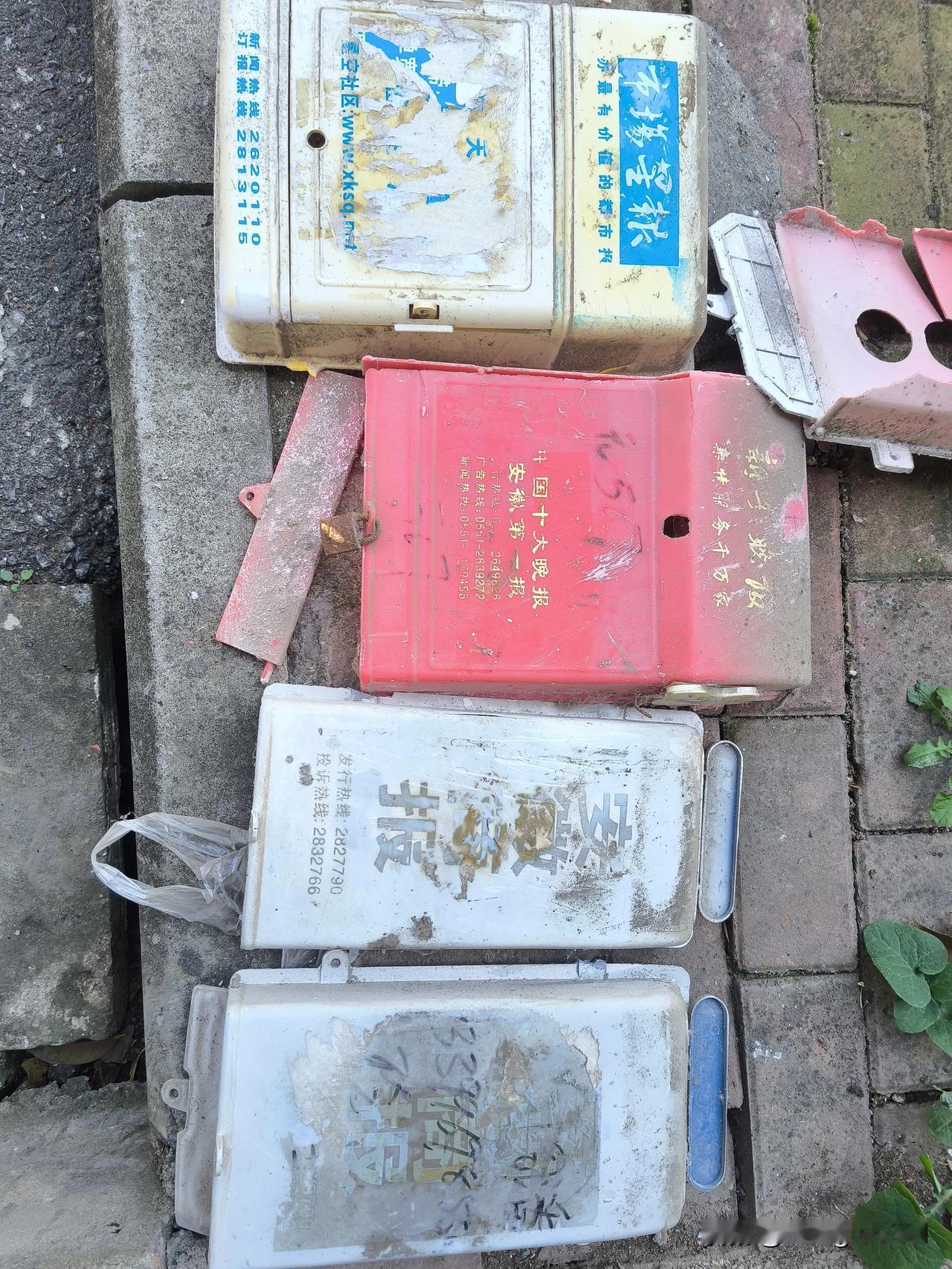 撤除报箱
     刚走到一楼，便瞧见一个旧报箱因他人搬家而碰落。报箱的塑料已然