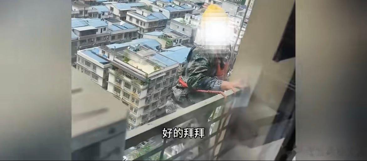 绳子未系紧高空工人从30楼坠下真的好吓人啊，从30楼落到21楼，还好有人发现了，