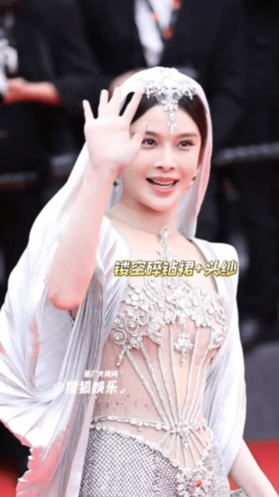 赵樱子戛纳镂空碎钻裙造型她也能入戛纳了？ ​​​