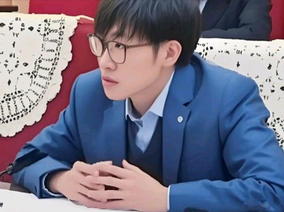 翻开梁文锋26岁时留下的微博就会明白，DeepSeek后来的脱颖而出，从来不是某