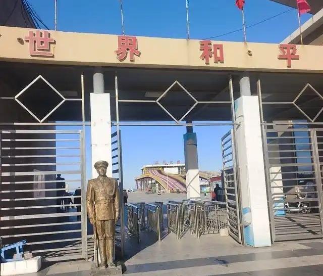 旅顺世界和平公园可能因近年来管理维护不到位被游客冷落。像雕像可能破旧了，设施缺乏