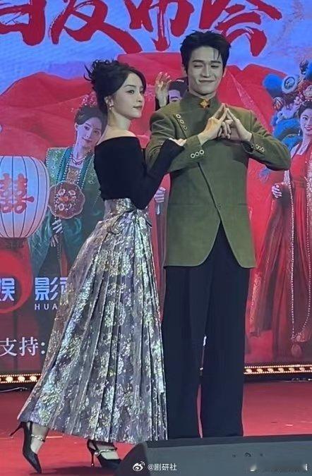 梁永棋柯颖法海你不懂爱  电视剧五福临门 发布会现场直击，梁永棋，柯颖深情对视，