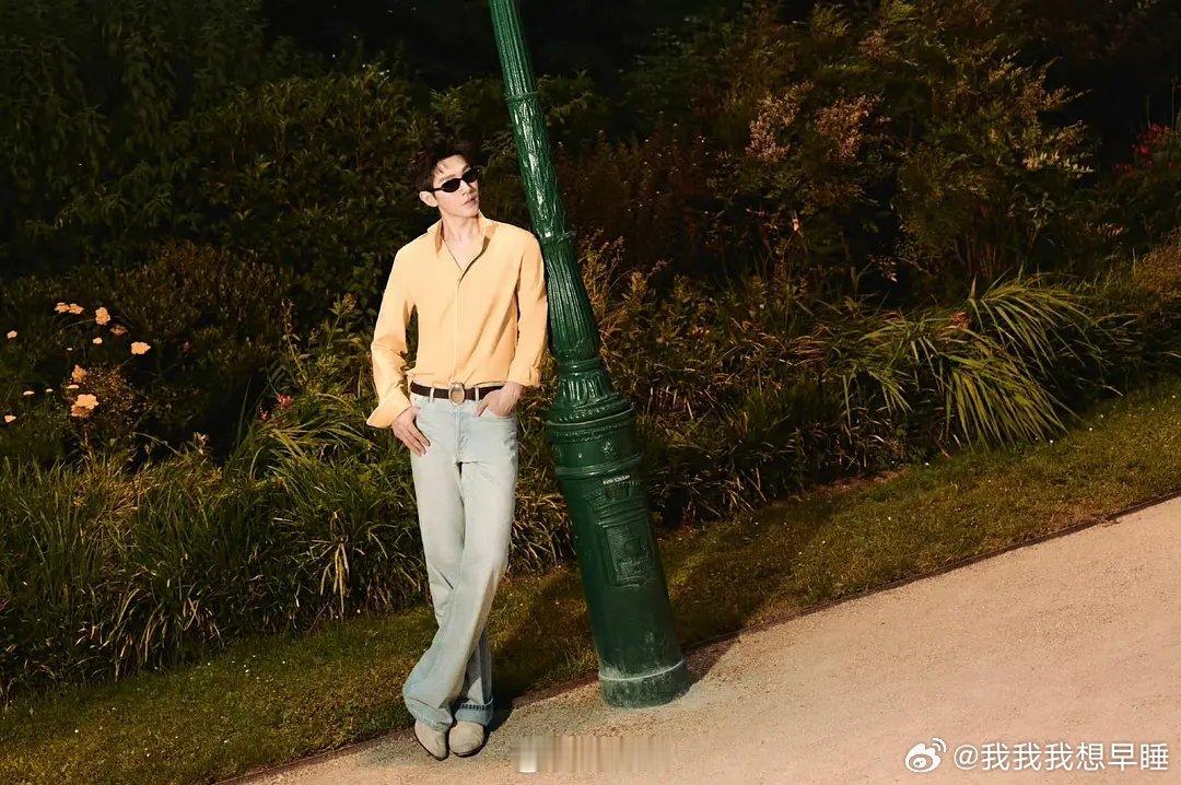 邓为巴黎时装周看秀出发照来了 