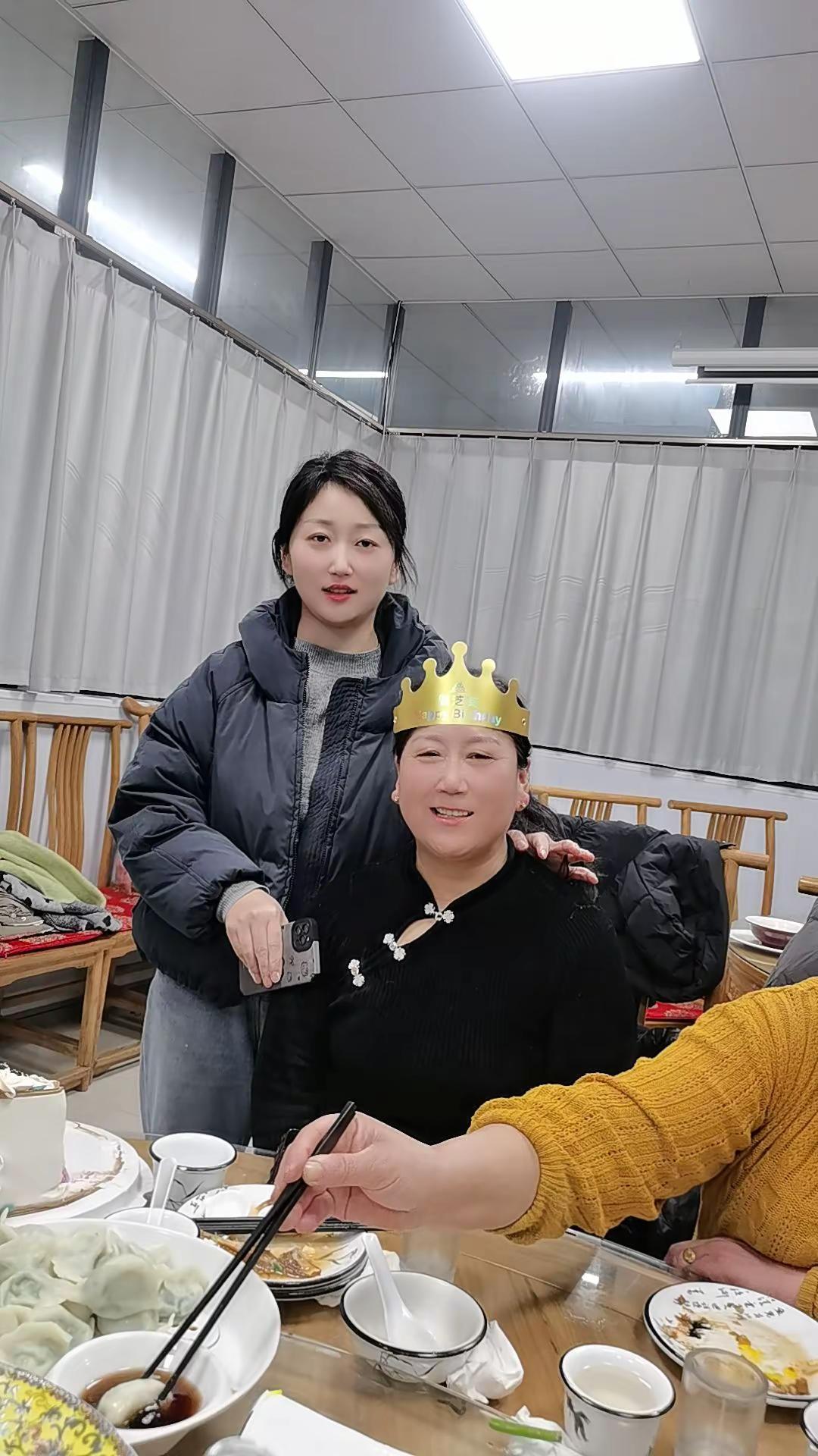 祝我闺蜜姐姐生日快乐。祝姐姐永远幸福快乐年轻美丽🎂🎂🎂