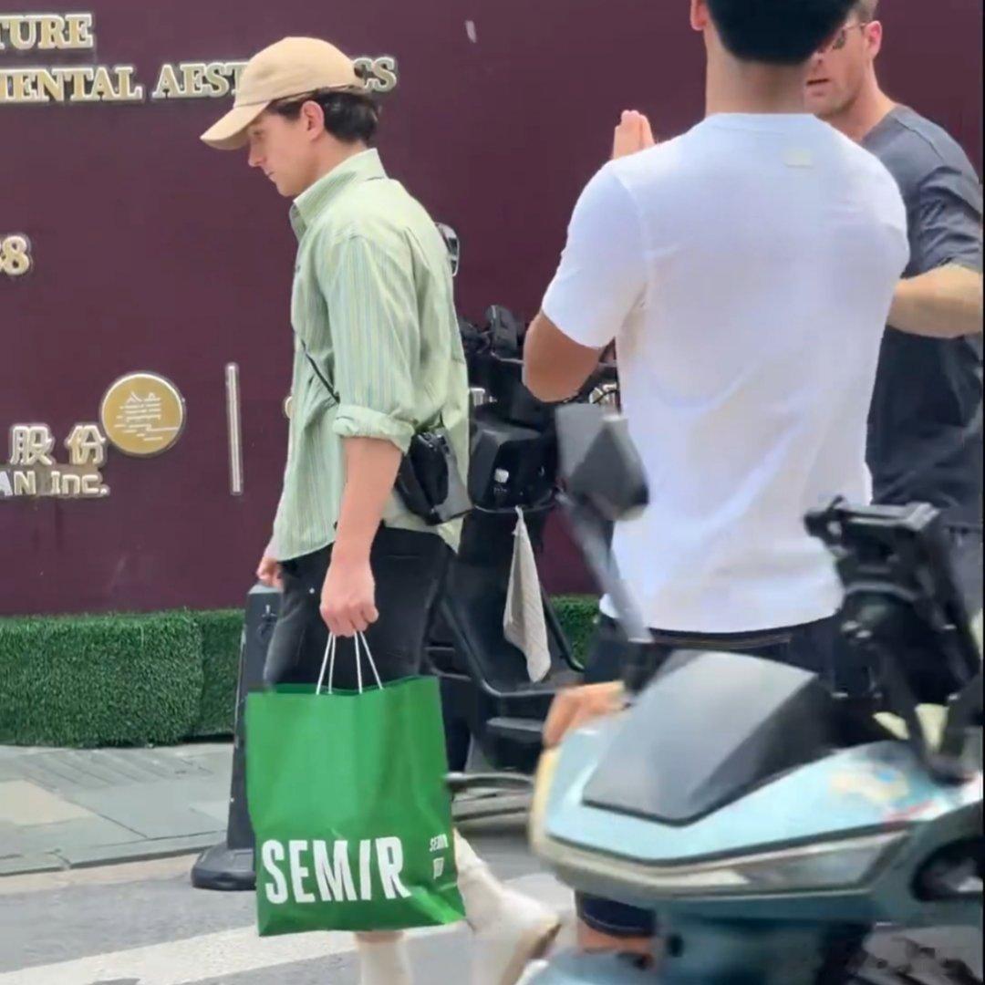 荷兰弟上海买森马这回真是让森马蹭了波大的 