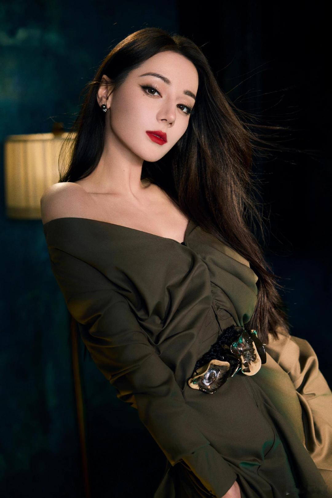 #金鹤龙给迪丽热巴化的明艳姐感妆#金鹤龙给迪丽热巴化的明艳姐感妆容，明艳风巴巴太