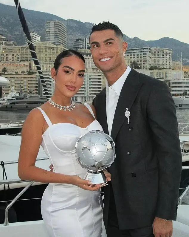 C罗（Cristiano Ronaldo）向乔治娜（Georgina Rodrí