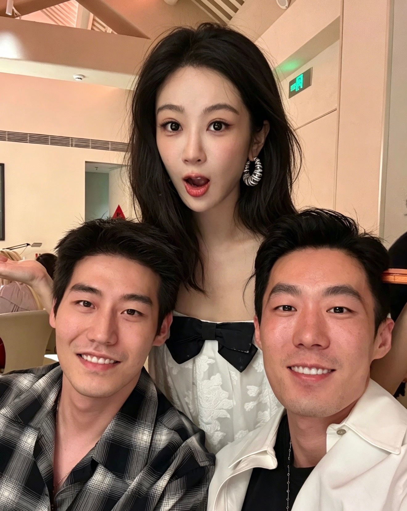 左边是谁？怎么跟大雷这么像。 