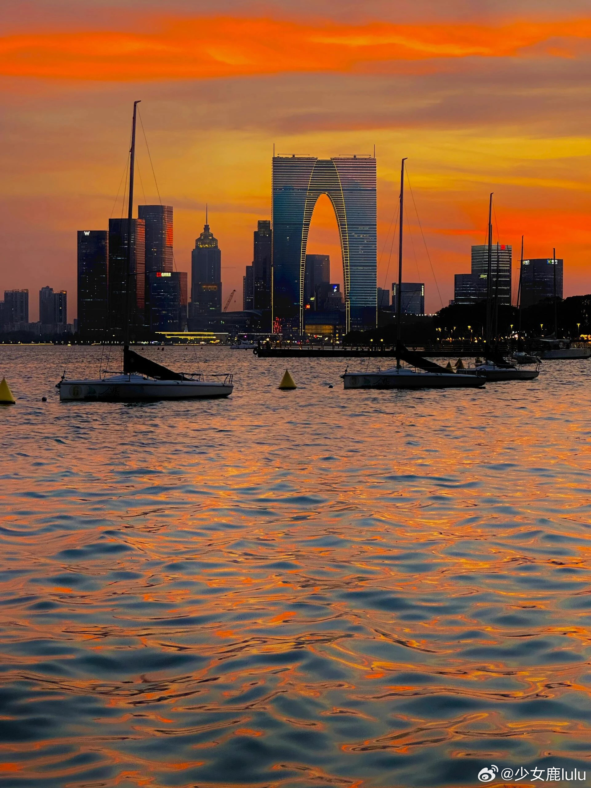 苏州光影彩蛋空降上海苏州河有人在苏州河畔拍到了苏州的夜景，原来浪漫可以跨城投递。