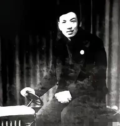 1947年，地下党员汪戈被捕，中统特务正要用刑时，特务主任李茂堂走了进来，先对着