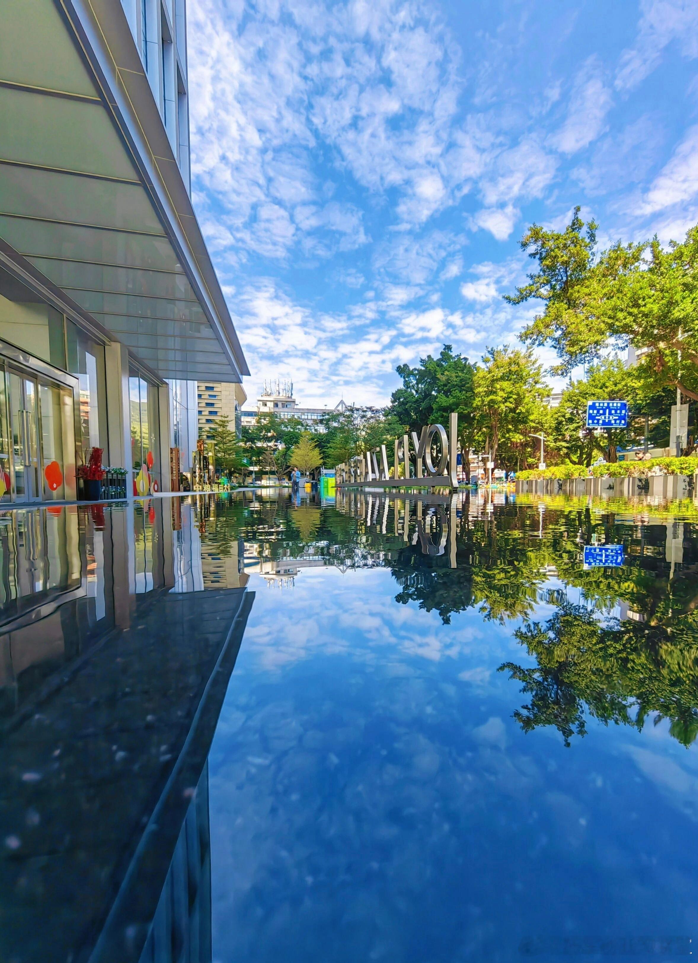 股权转让，远不止是签一份协议。它涉及多重维度的考量，稍有不慎就可能埋下隐患。股权