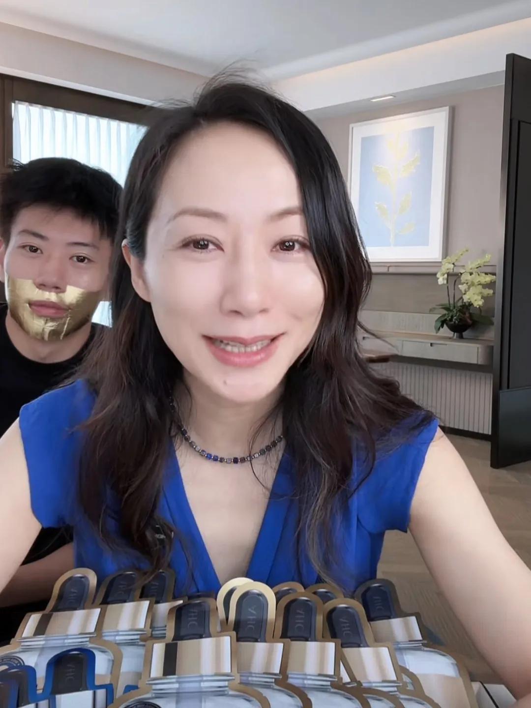 真是万万没有想到啊！韩雪不是妥妥的红三代吗？居然也开始直播带货了。
43岁的韩雪