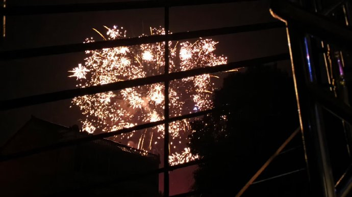 “   看不到漫天星辰，那就看人间烟火，   在烟花下许下星愿：   愿我们如愿