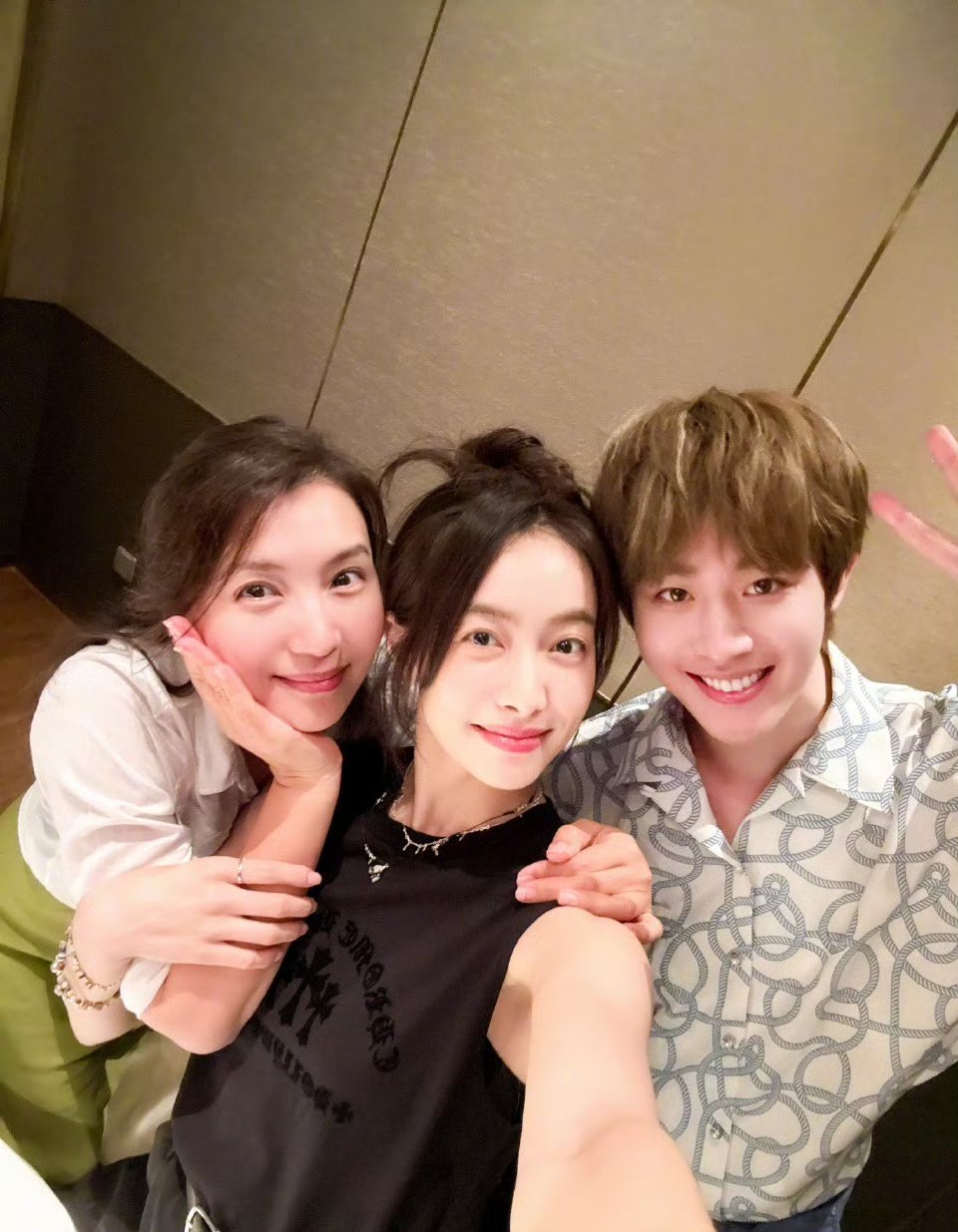 陈好宋茜田嘉瑞同框解锁好友合影新pose[赢牛奶] ​​​