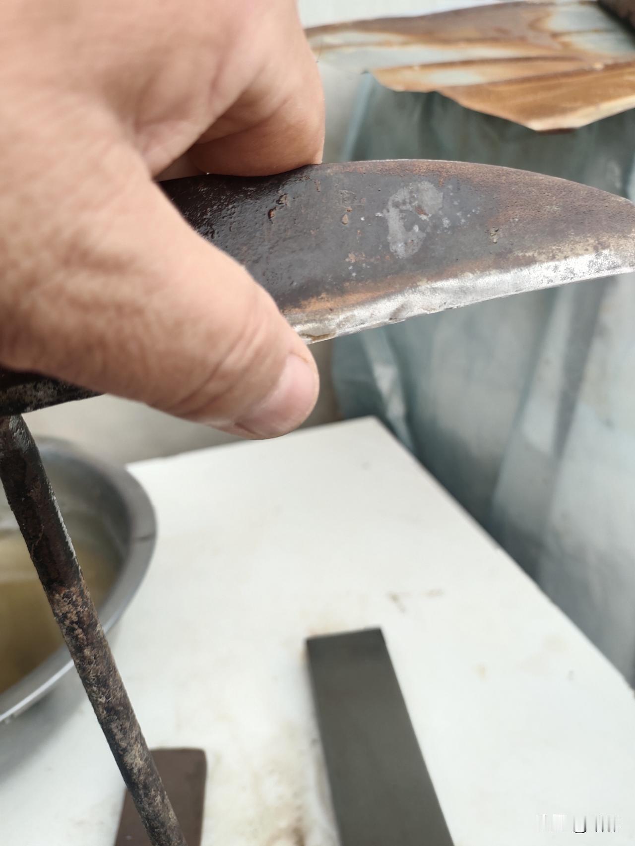 今天下午两点的时候，老婆让我给她磨一下韭菜刀子，她要出去给人割韭菜挣钱，一小时2