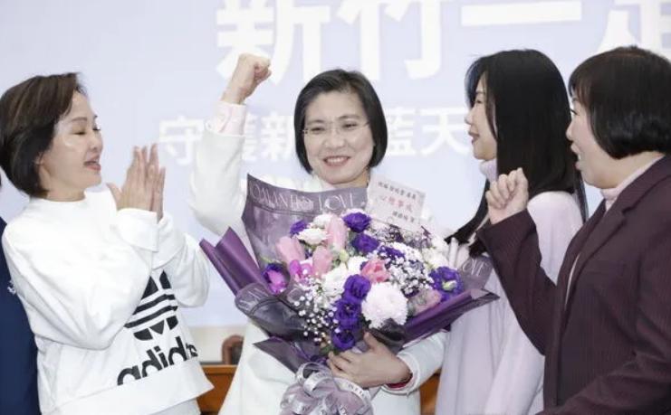 蓝委力挺徐欣莹参选新竹县长　韩国瑜赠花祝“心想事成”

国民党2026新竹县长选