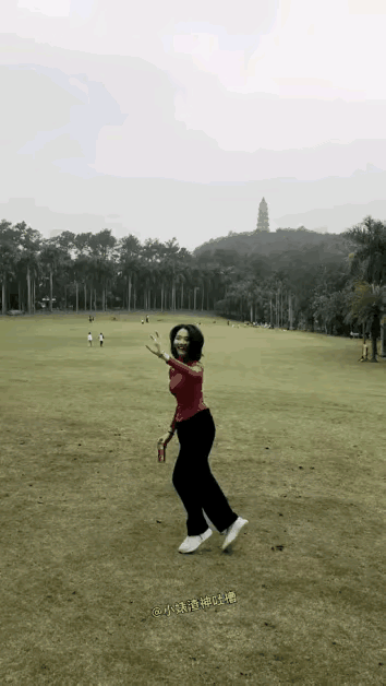 晒图笔记大赛多可爱的小姐姐，这位小姐姐在草坪上想拍美美的转身视频，结果因为是下坡