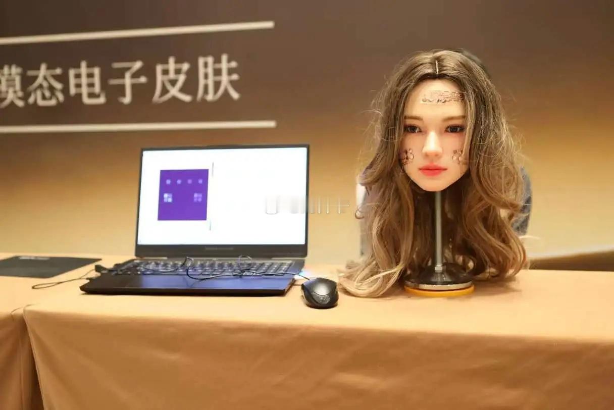 【鹿山新材】推出离电型温压双模态电子皮肤新品。鹿山新材董事长汪加胜表示，电子皮肤