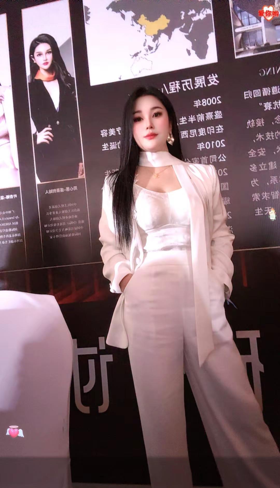 一起剪过头发，也一起熬过夜。
你帮我改方案，我替你顶班。
后来各自开店，门口排的