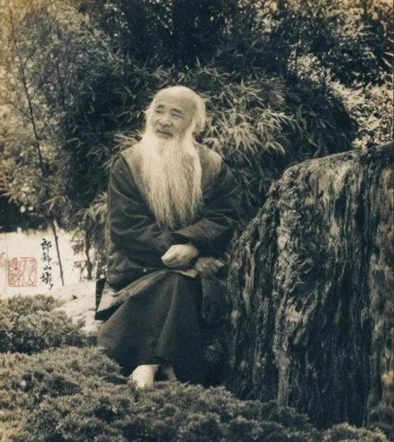 1963年的香港，一趟从深圳开来的长途火车，送来了一个肩负特殊使命的女人。

她