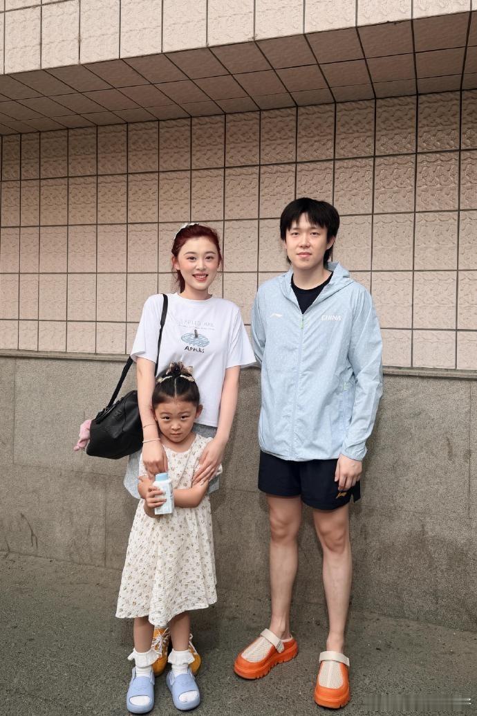 跟孙逊教练家人合照的乖乖耶 可爱可爱🥰  图一两个人都好萌嘿嘿嘿嘿 体育