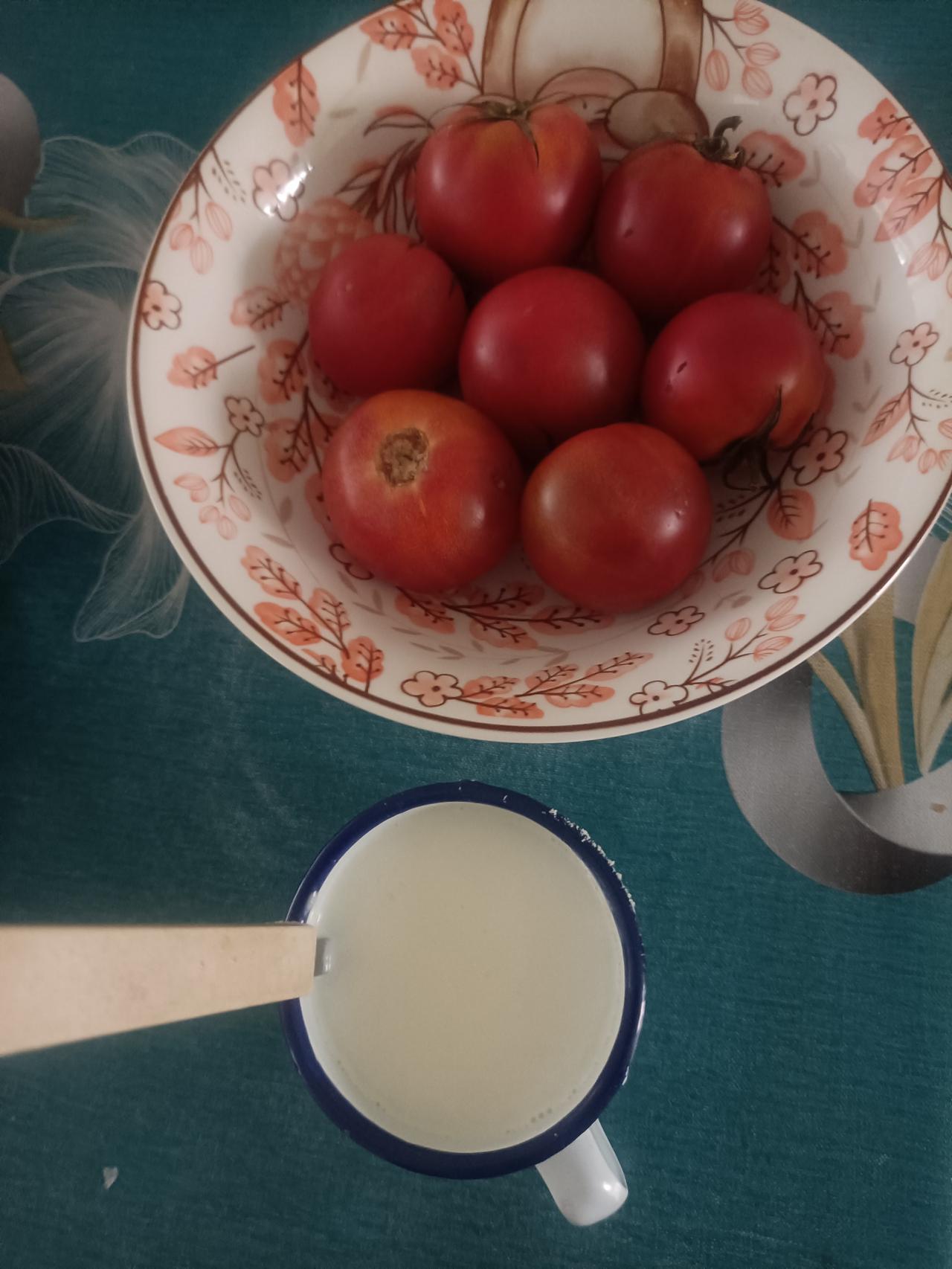 本来只是想规规矩矩地炒个豆角，一眼瞥见旁边的西红柿，脑子里突然蹦出一个大胆的念头