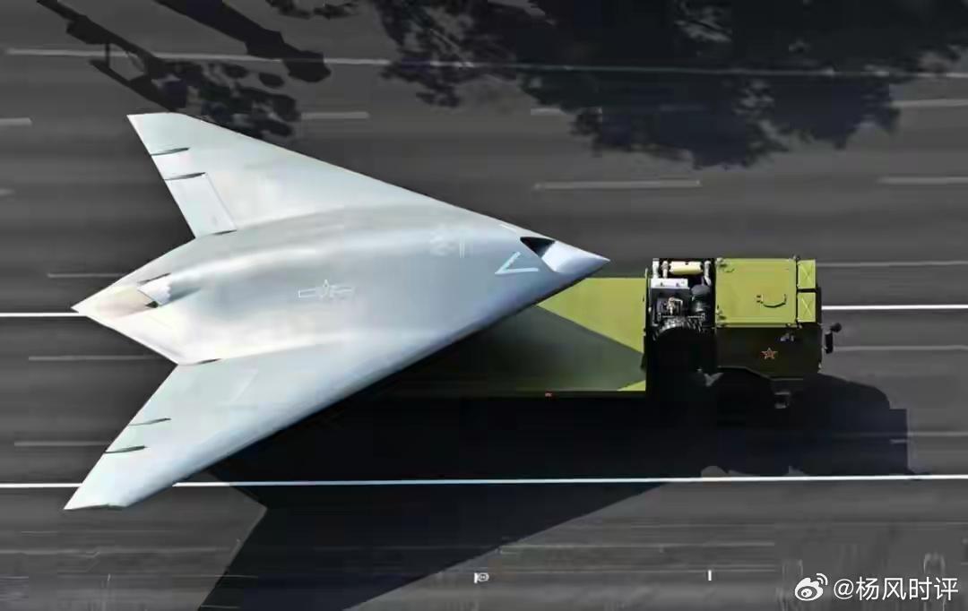 神秘无人机上舰，福建舰战力迎来跨越式升级！近日，中国《解放军报》发表了一则福建舰