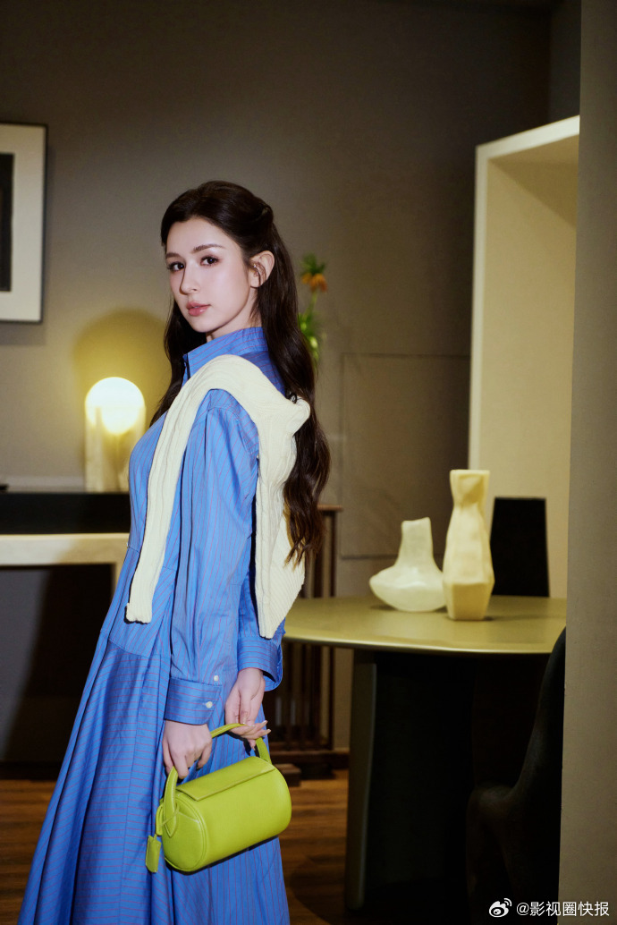 哈妮克孜好震撼的新疆美人 米白披肩搭在肩头，蓝调穿搭清爽利落，将美式复古的慵懒与