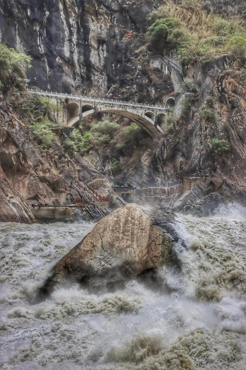 怎么才能跳上虎跳峡中间那个虎跳石。我经常跟关于虎跳峡壮观惊险的帖子，炫耀我曾经上