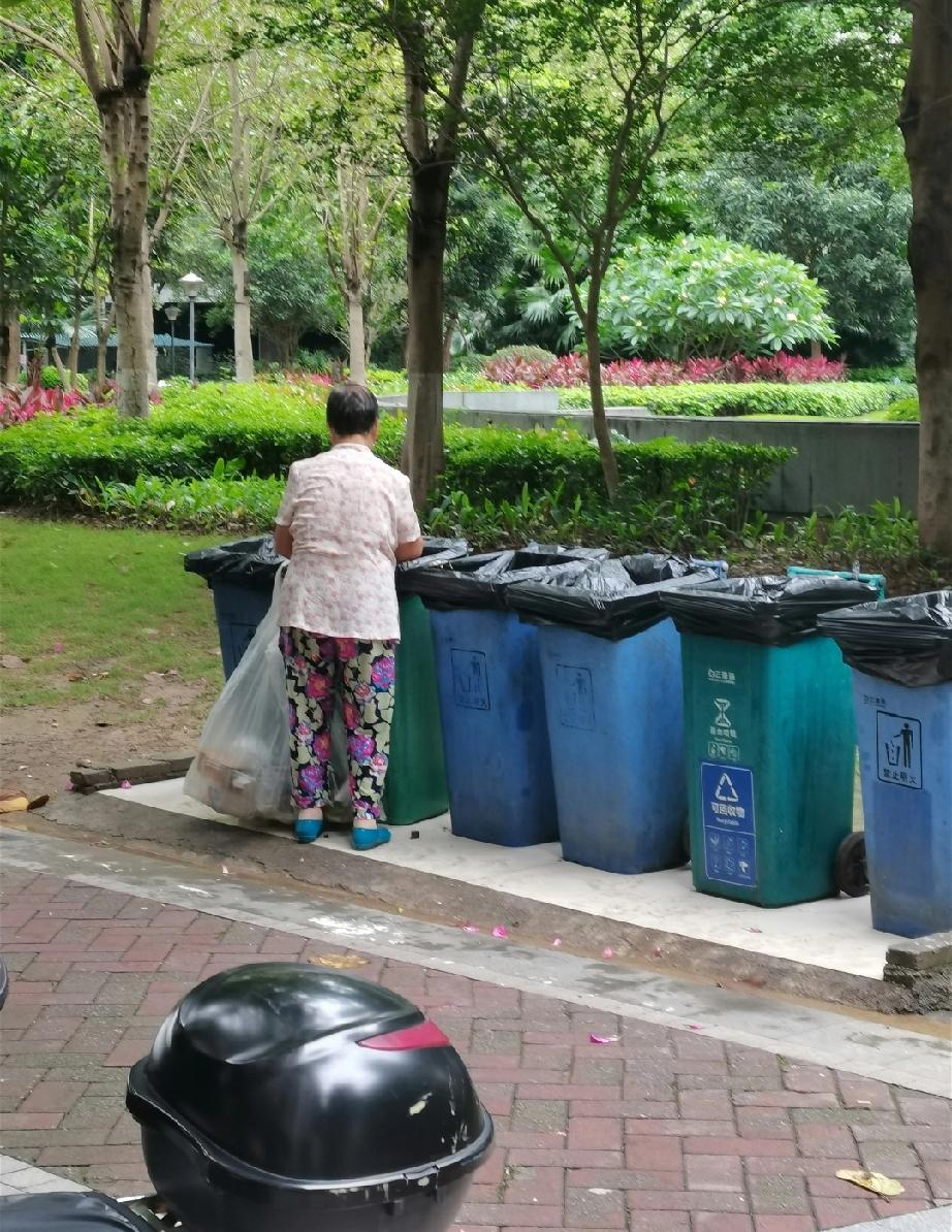 人生做的最后悔的一件事情，和物业说，保洁阿姨的年龄太大了，头发都白了。
前段时间