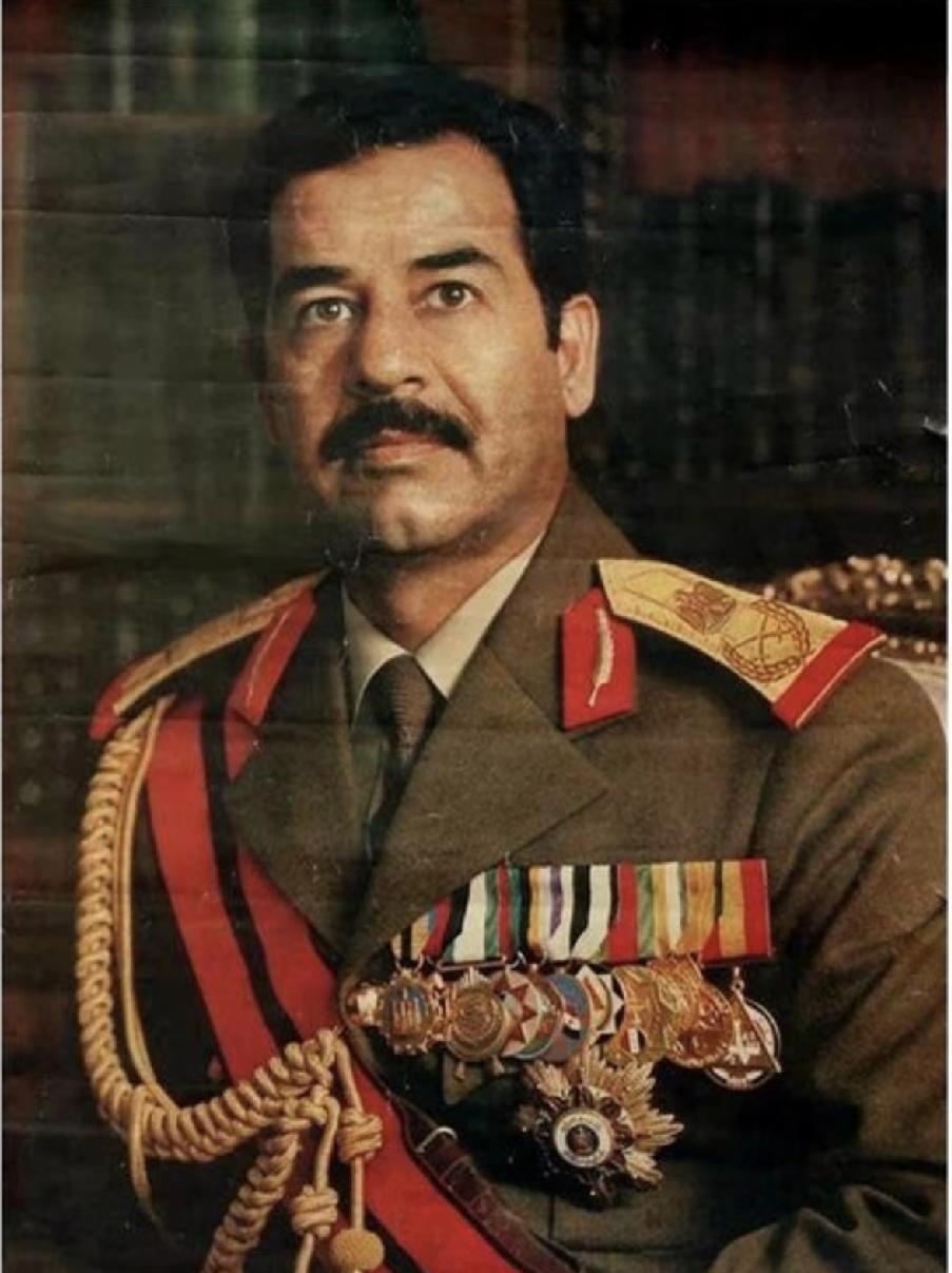 穿军装的萨达姆威风凛凛，双目有神；
被抓时的萨达姆，胡子拉碴，面容憔悴。
他身边