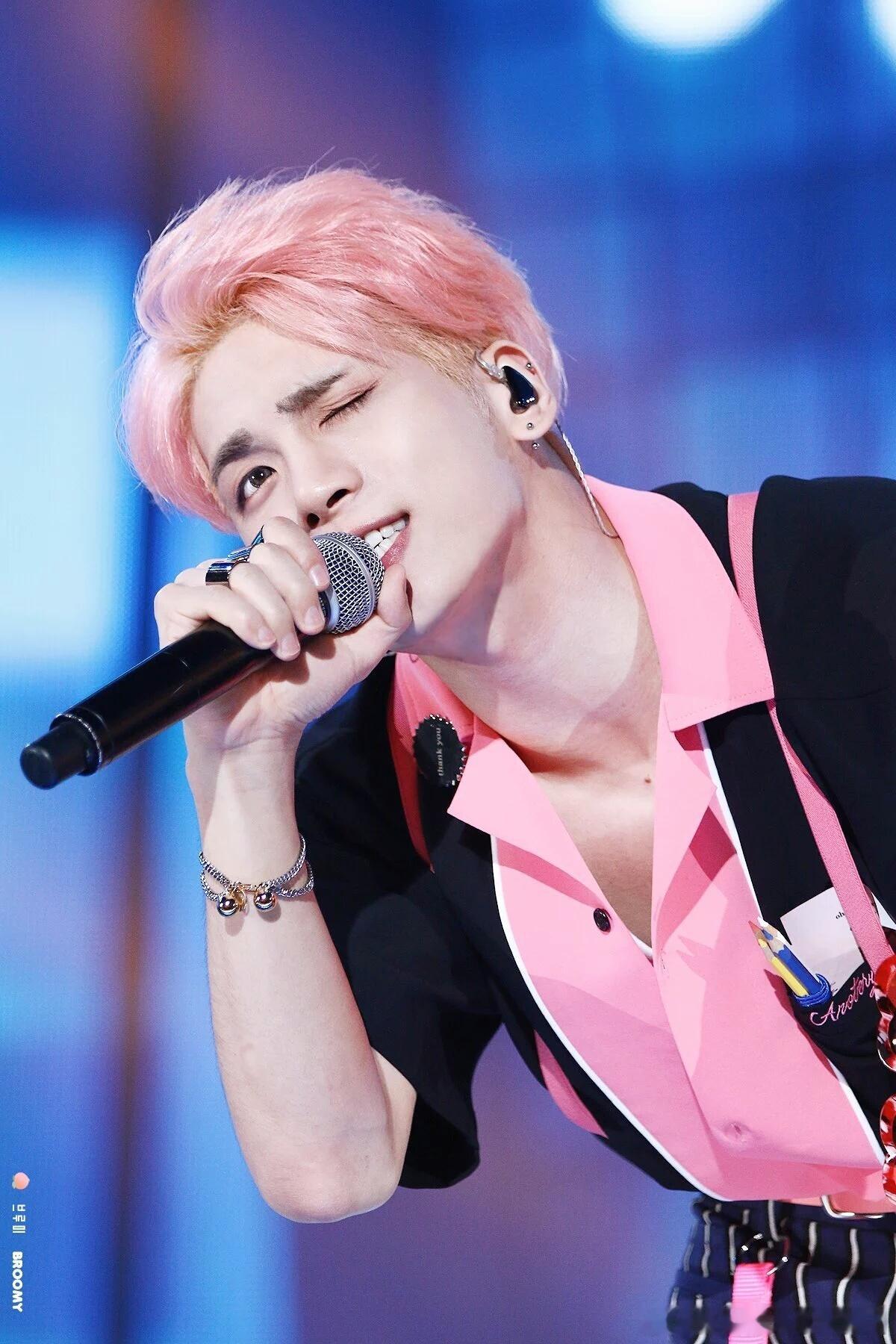 对金钟铉写日记  水原 kpop concert160617✨ 