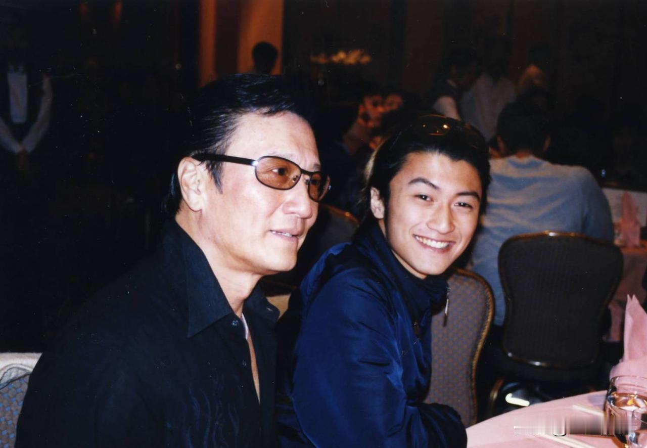 谢贤的体面只给外人，重担全压给了谢霆锋。挥霍赌输千万债务，逼十几岁儿子签长约替自