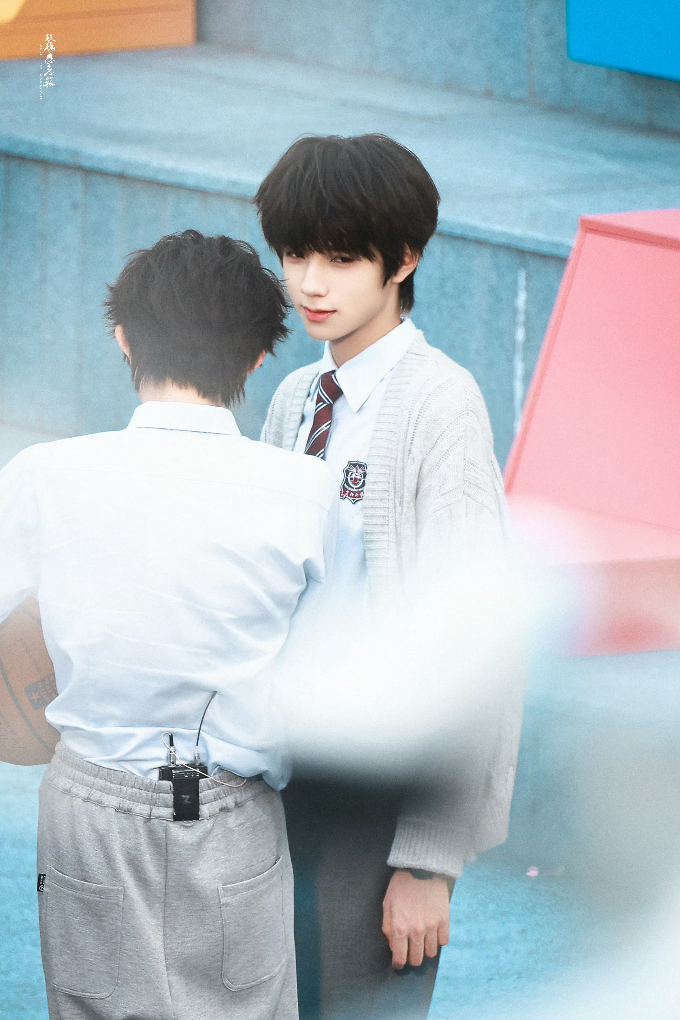 王橹杰的眼睛看谁都深情 爱人的眼睛是第八大洋 王橹杰的这双眼睛太漂亮了🩵已经沦