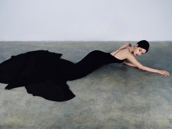 每次看到陈都灵亮相总是令人惊艳，简约却不简单，她用服饰诠释了什么叫真正的高级感，