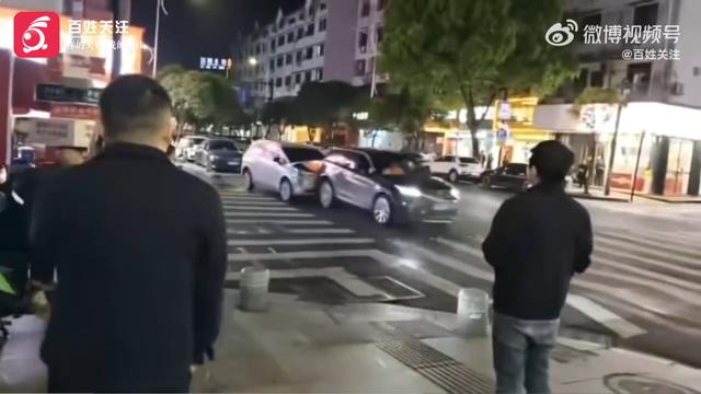 一辆路虎车与多辆车相撞，衢州警方：2人受伤、8车受损，涉事男子被刑拘