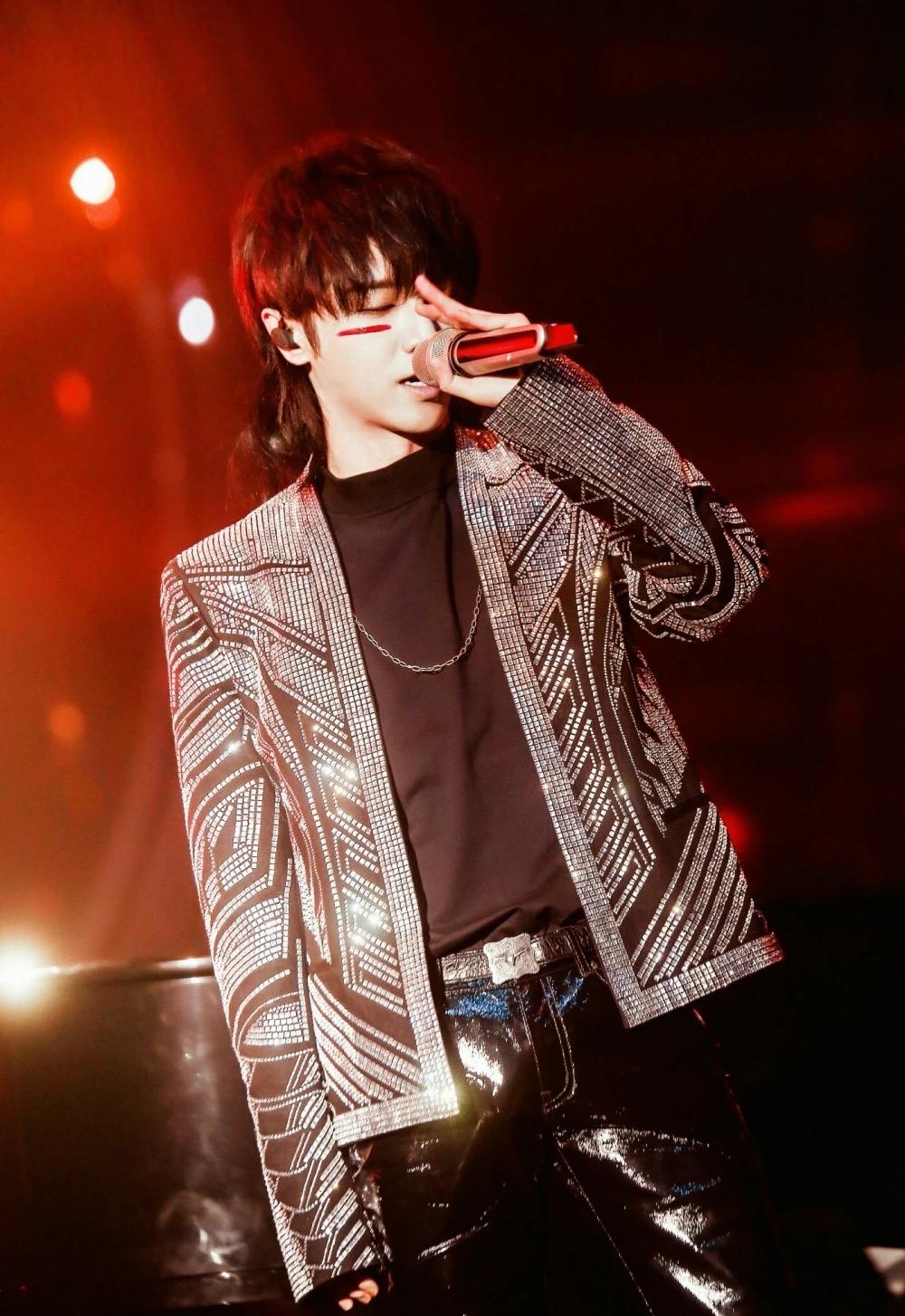 为什么华晨宇抚仙湖演唱会会被叫停？核心原因很明确，舞台选址紧邻抚仙湖一级饮用水源