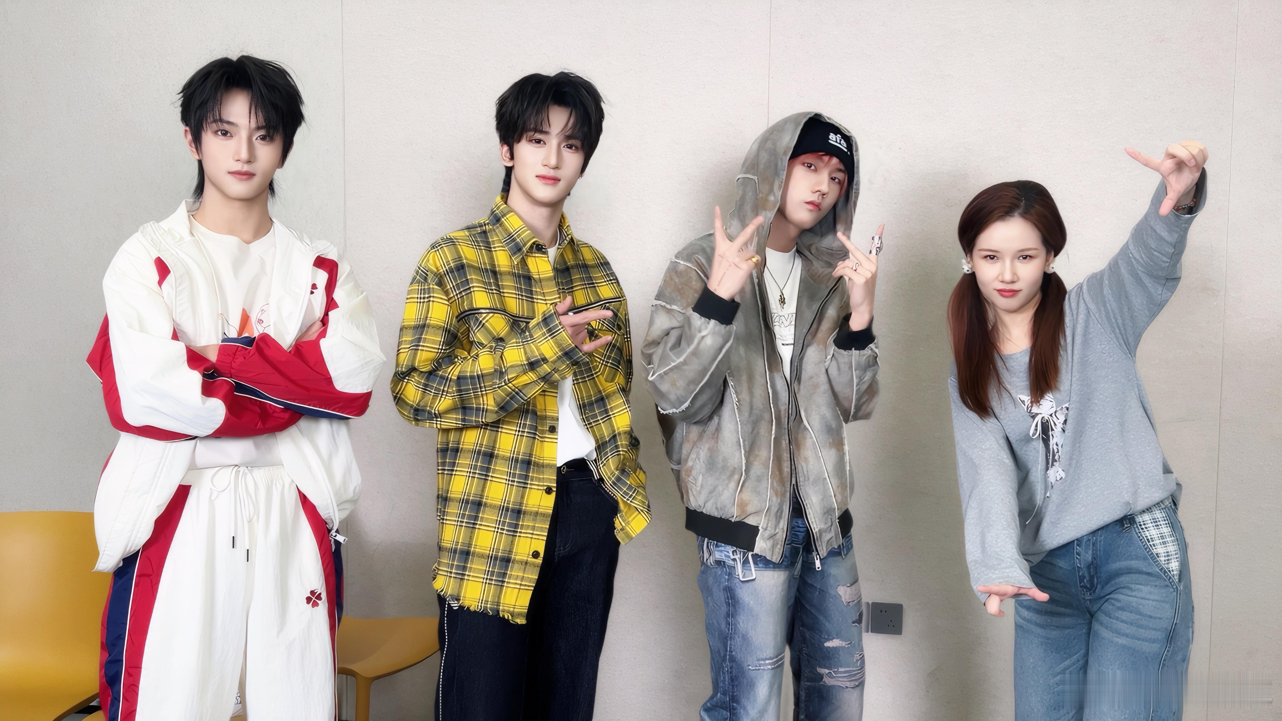 Ayo！哪个姐妹要的合照，🥣扒出来一张！！！和弟弟们聊的很开心！！！🤫顺便告