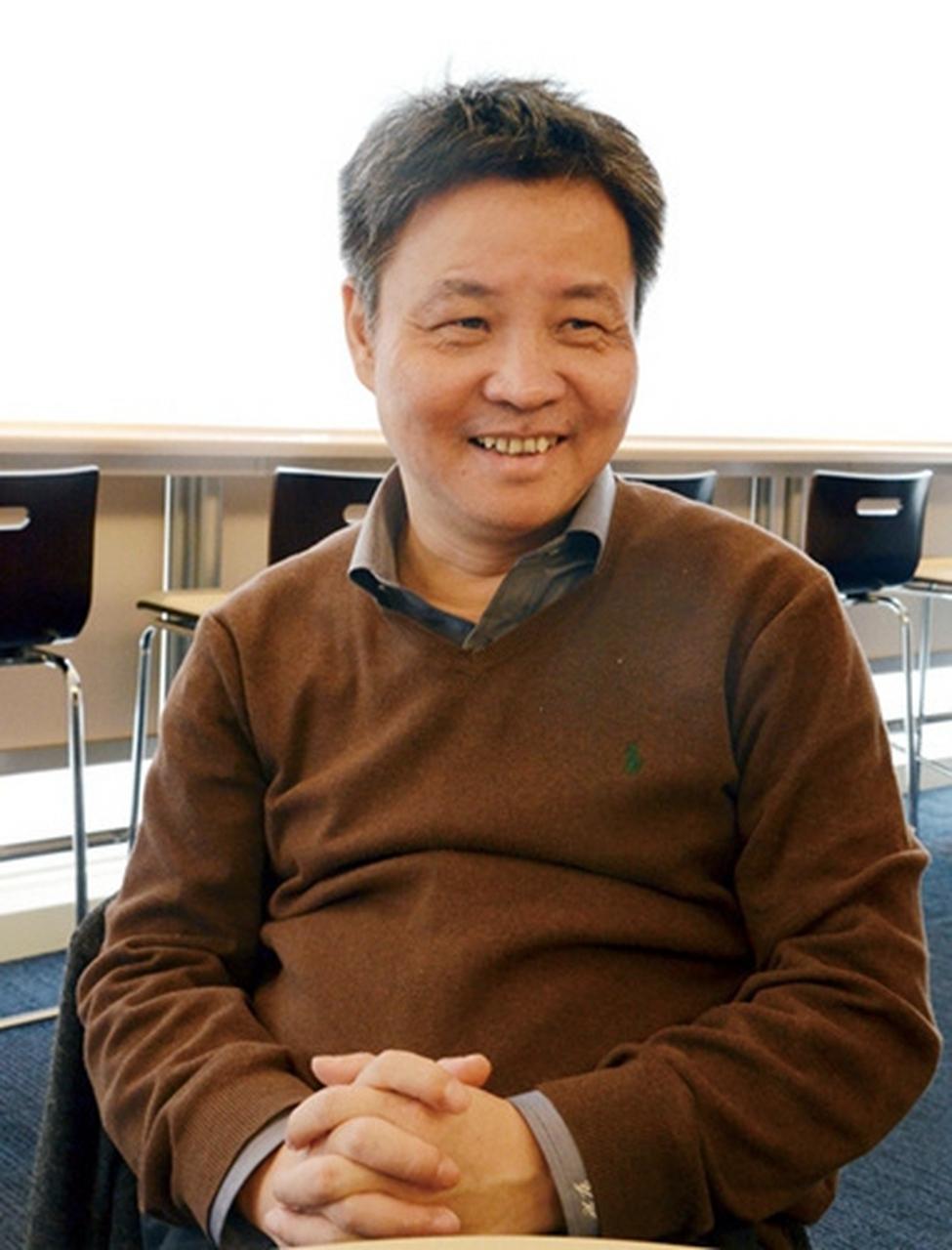 余华说：在钱越来越难挣的时候，真正的聪明人，都开始过一种收缩型人生。不扩张，只深