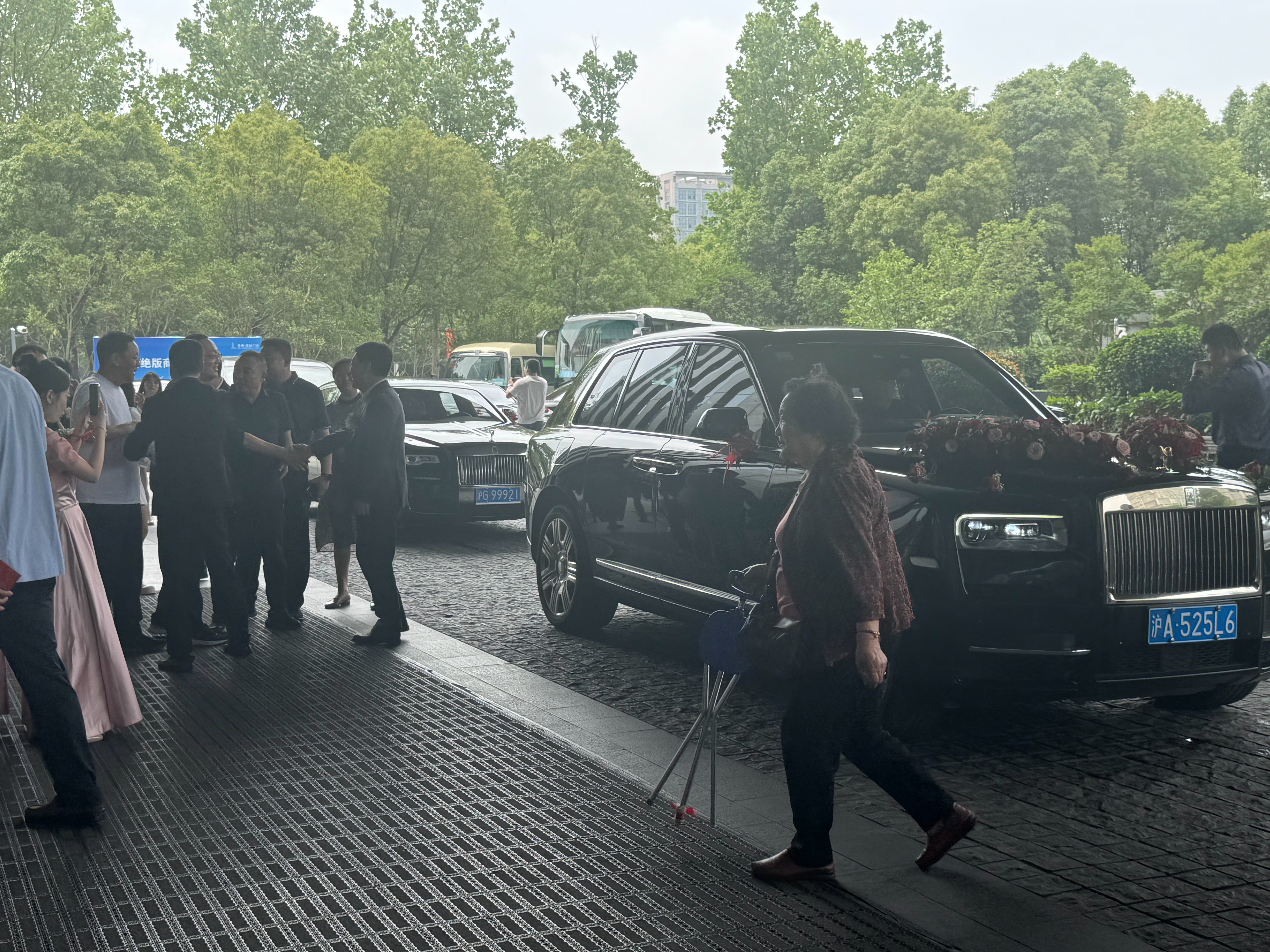 再大的老板 再贵的劳儿，你照样得接亲。酒店楼下偶遇新婚小两口。虽然不认识，但祝福