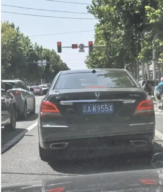 沈阳路口等红灯，网友把一辆现代雅科仕认成老皇冠，结果一瞄车尾那大标，当场傻眼。