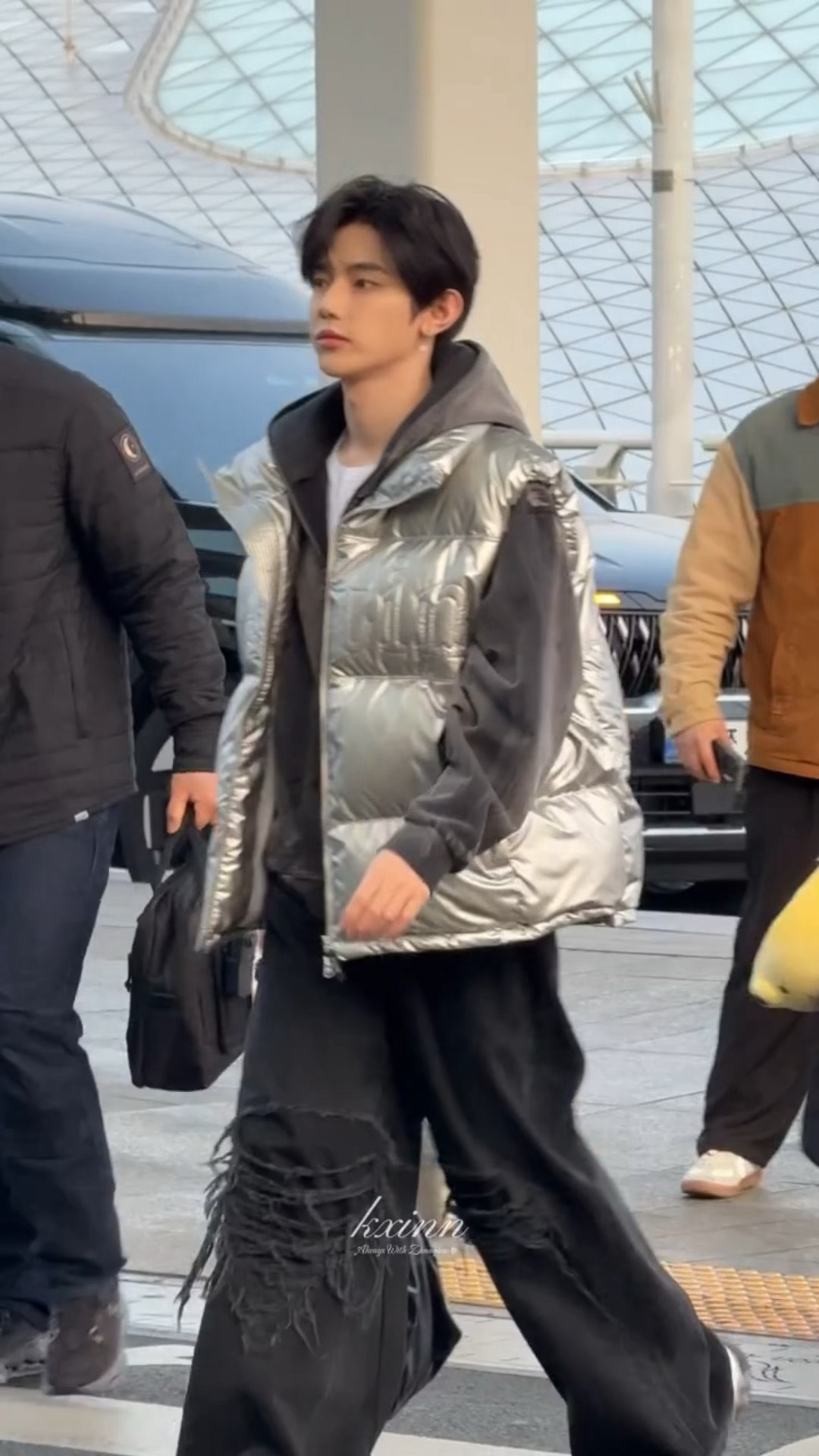 章昊机场出发微博之夜，昊儿就这样闪闪地出发微博之夜！✨ 