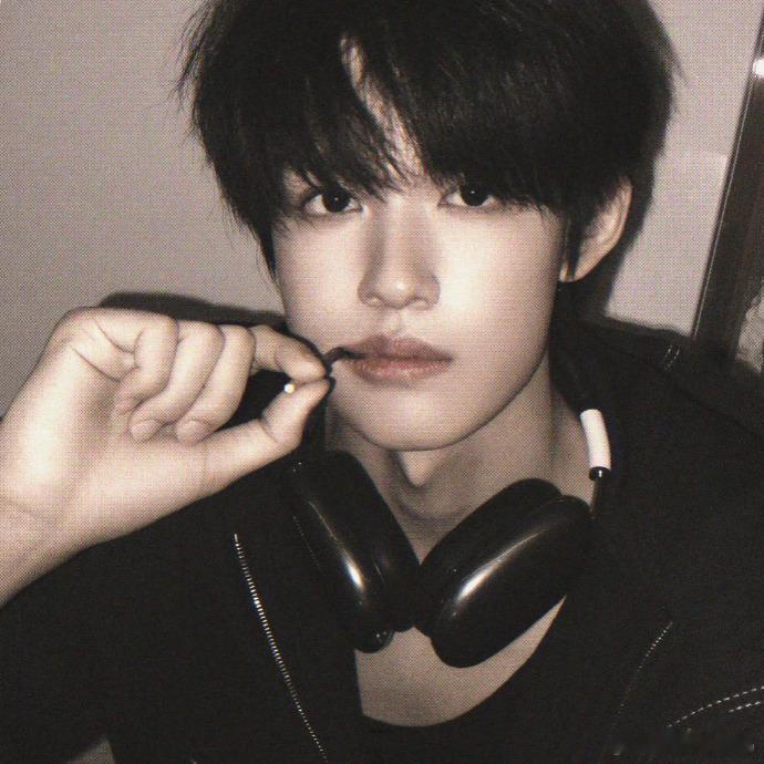 张极十九岁生日特别企划征集问答 张极把生日策划的话筒交给金桔，这波操作直接封神！