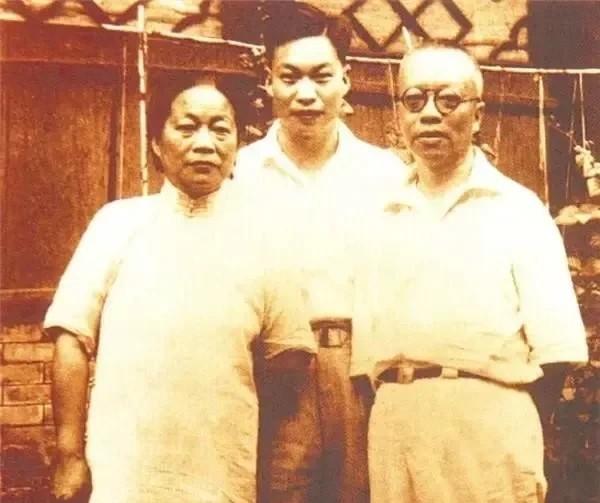 钱玄同生平不懂接吻，一天，和朋友在周作人家里闲谈，他问：“接吻是男人的嘴巴先贴近