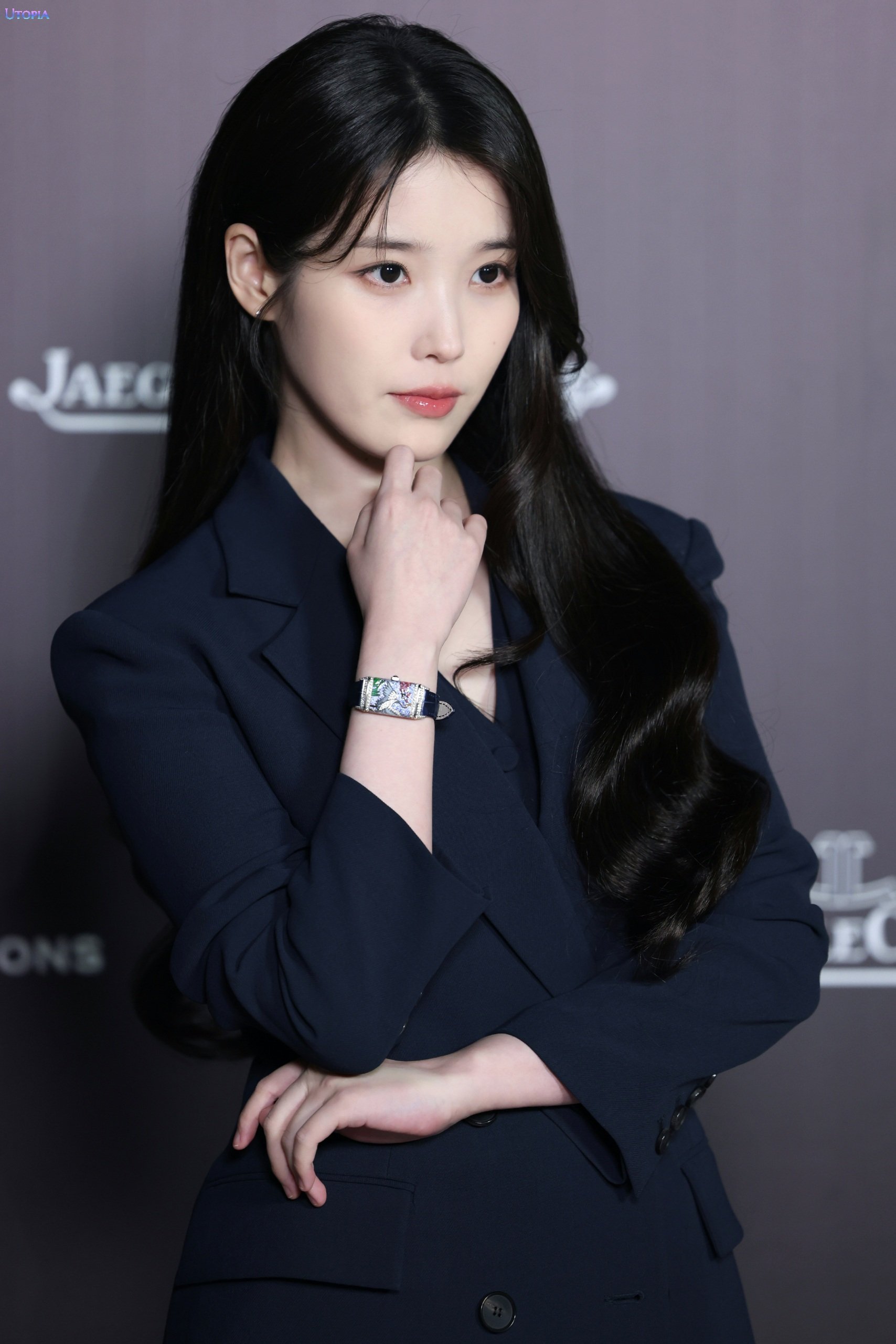 IU[超话]  ❤️IU职业黑西装姐系天菜 260909 IU积家活动高清饭拍姐