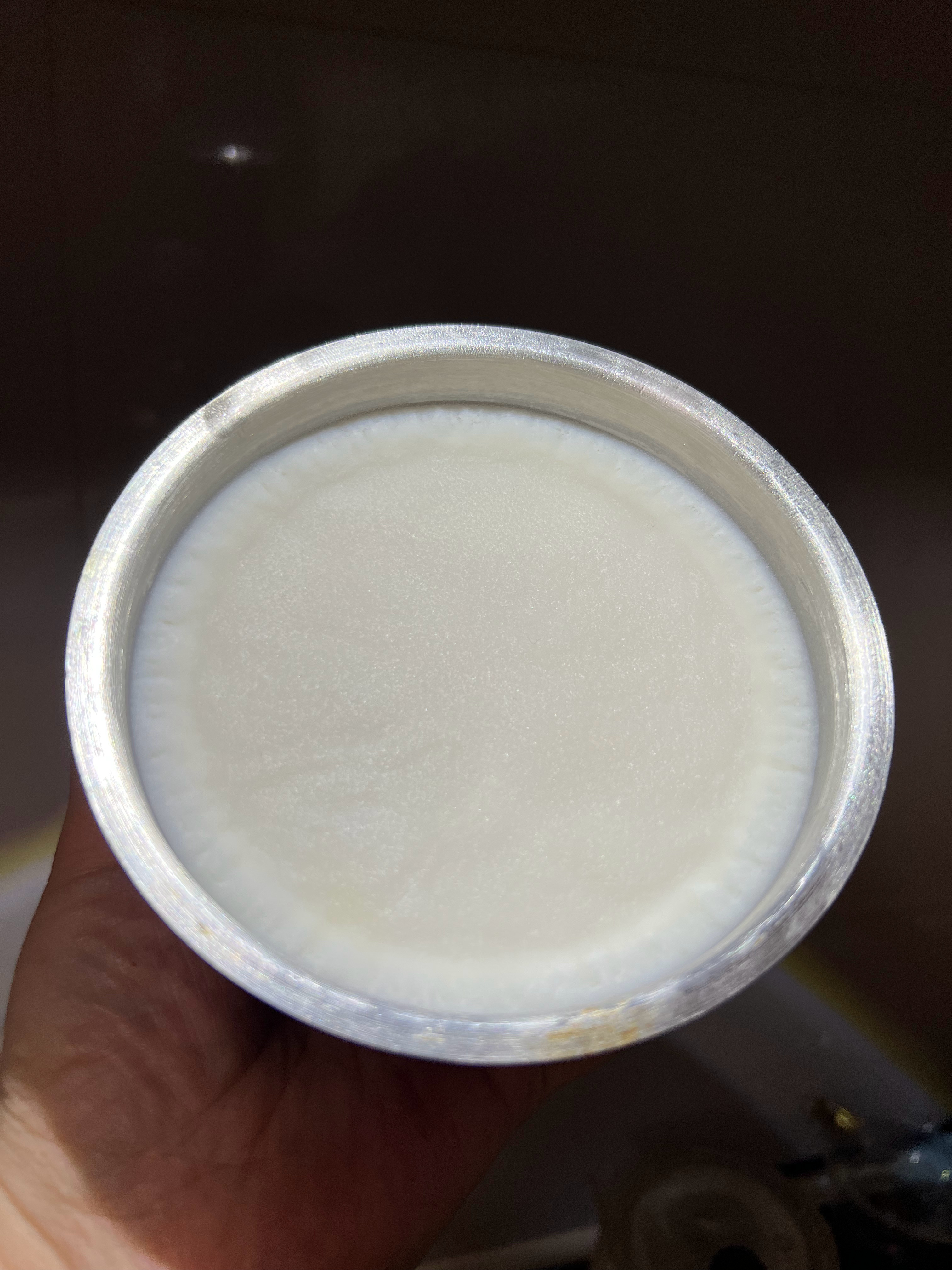 微波炉熬的猪油。现在天热。留一点用的，其他我会放在冰箱里。凝固之后，很干净的白色